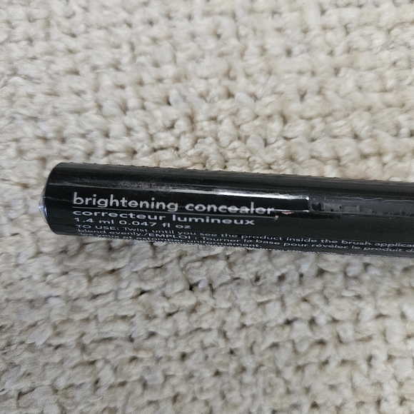 Avon Brightening Concealer-DEEP - Picture 1 of 4